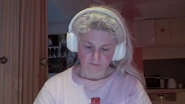 Snapshot of qvncrazy chatting on 29, 10, 2025 qvncrazy online show from 29, 10, 2025