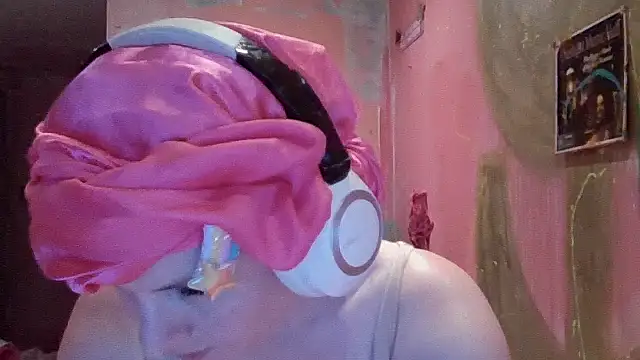 Snapshot of qvncrazy chatting on 7, 11, 2025 qvncrazy online show from 7, 11, 2025