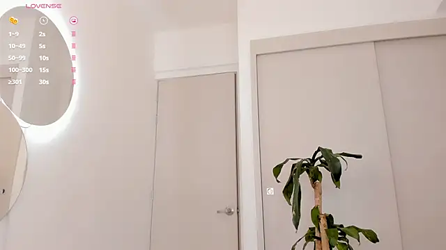 mia yourmommy online show from 25, 1, 2025