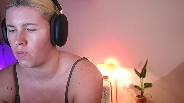 Snapshot of moonamii chatting on 4, 12, 2024 moonamii online show from 4, 12, 2024