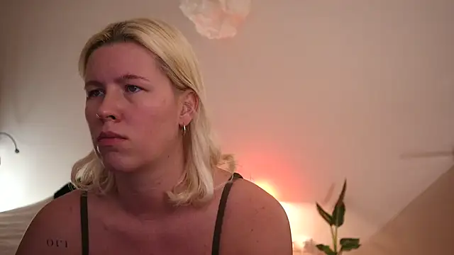 Snapshot of moonamii chatting on 9, 12, 2024 moonamii online show from 9, 12, 2024