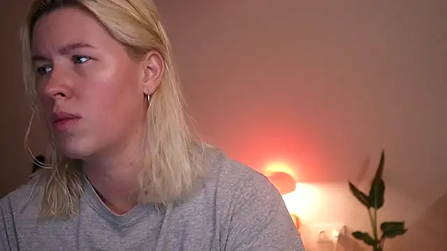 Snapshot of moonamii chatting on 10, 12, 2024 moonamii online show from 10, 12, 2024