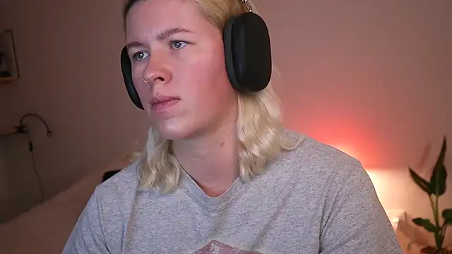 Snapshot of moonamii chatting on 10, 12, 2024 moonamii online show from 10, 12, 2024