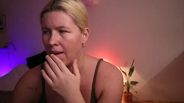 Snapshot of moonamii chatting on 15, 12, 2024 moonamii online show from 15, 12, 2024