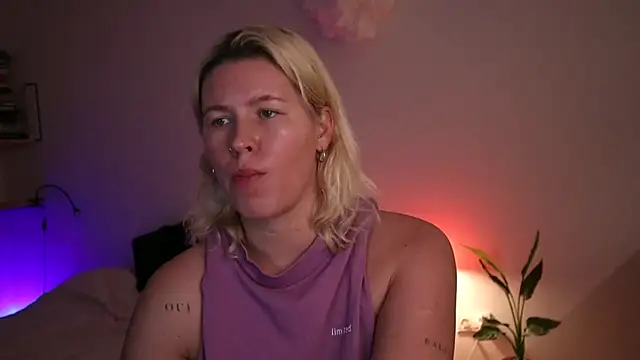 Snapshot of moonamii chatting on 13, 2, 2025 moonamii online show from 13, 2, 2025