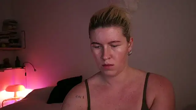 Snapshot of moonamii chatting on 18, 2, 2025 moonamii online show from 18, 2, 2025