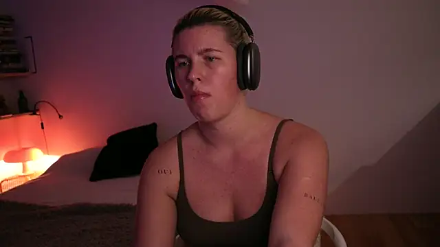 Snapshot of moonamii chatting on 19, 2, 2025 moonamii online show from 19, 2, 2025