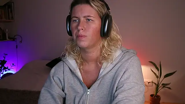 Snapshot of moonamii chatting on 3, 10, 2025 moonamii online show from 3, 10, 2025