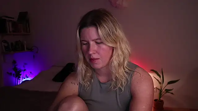 Snapshot of moonamii chatting on 14, 10, 2025 moonamii online show from 14, 10, 2025