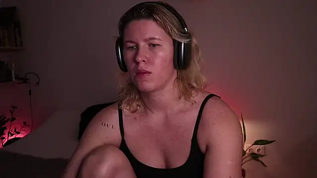 Snapshot of moonamii chatting on 29, 10, 2025 moonamii online show from 29, 10, 2025