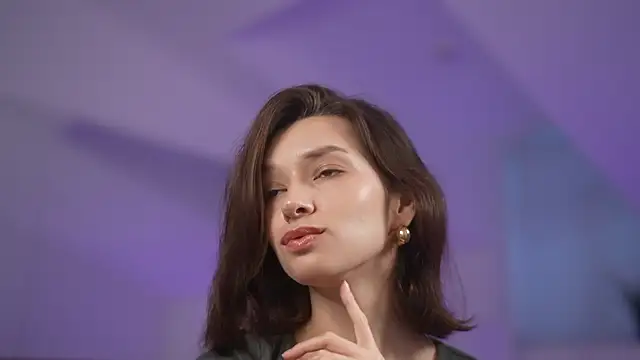 VivianLy  online show from 9, 1, 2025