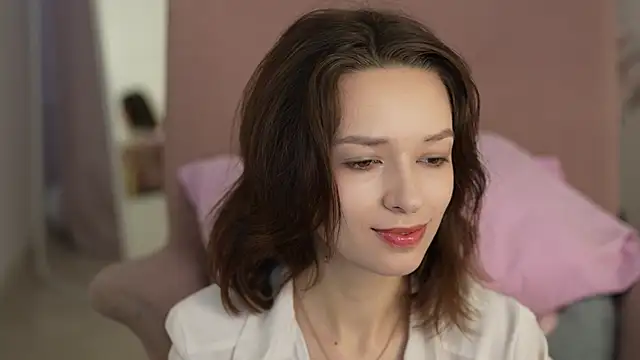 VivianLy  online show from 19, 1, 2025