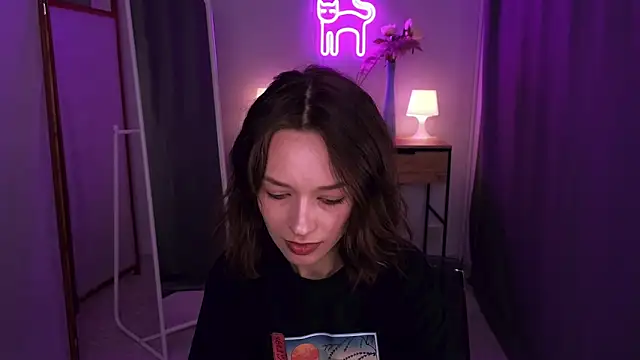 VivianLy  online show from 14, 2, 2025