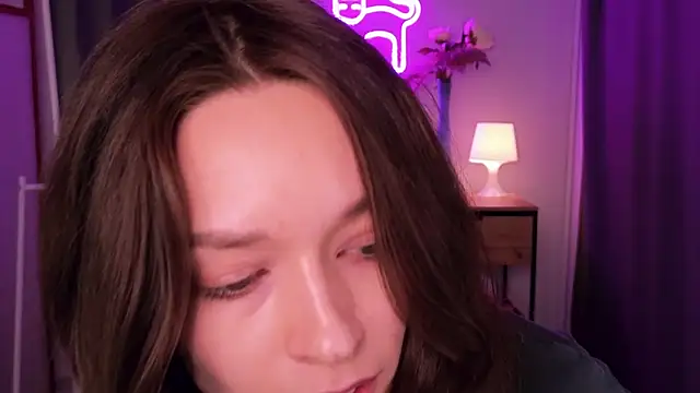 VivianLy  online show from 16, 2, 2025