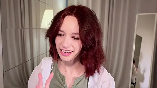 VivianLy  online show from 12, 3, 2025