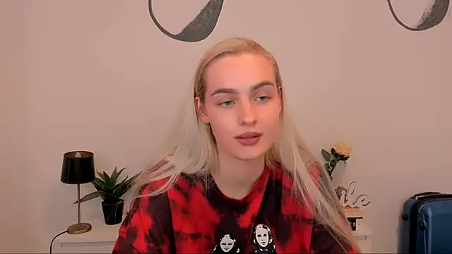 Snapshot of OliviaKisss chatting on 3, 10, 2025 OliviaKisss online show from 3, 10, 2025