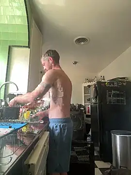 Snapshot of mandjpuff2 chatting on 11, 9, 2025 mandjpuff2 online show from 11, 9, 2025