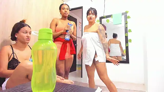 Snapshot of andreita_trujillos chatting on 20, 10, 2025 andreita trujillos online show from 20, 10, 2025