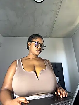 Snapshot of KnockoutBestie chatting on 4, 12, 2024 KnockoutBestie online show from 4, 12, 2024