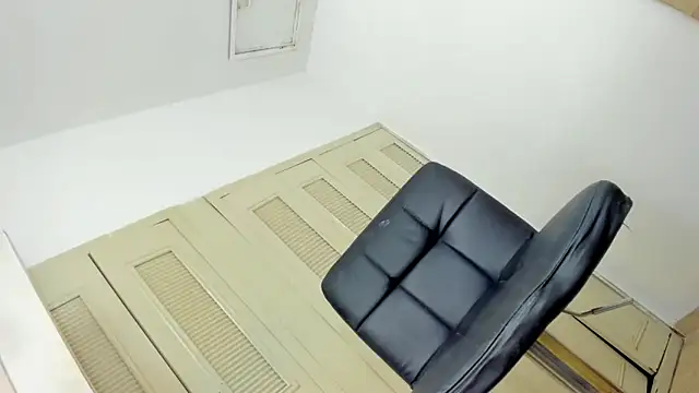 MissCarolinne online show from 5, 1, 2025