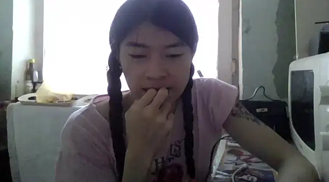 CarlyJoy online show from 18, 3, 2025