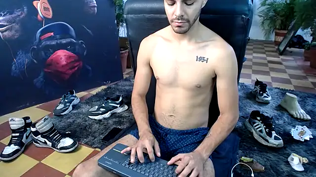 Snapshot of cutehornymax chatting on 8, 4, 2026 cutehornymax online show from 8, 4, 2026