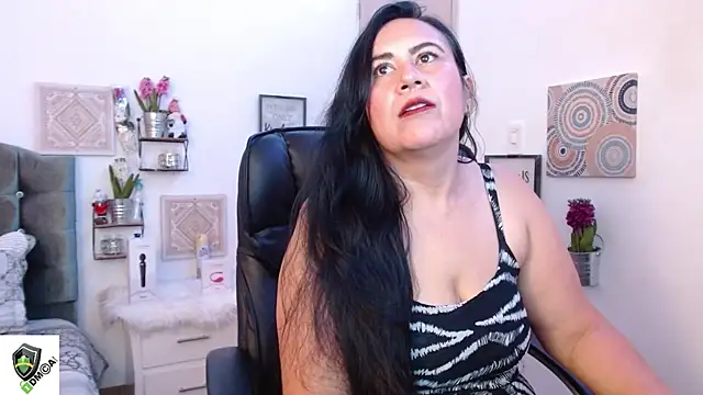 Snapshot of amalia_brunette chatting on 13, 12, 2024 amalia brunette online show from 13, 12, 2024