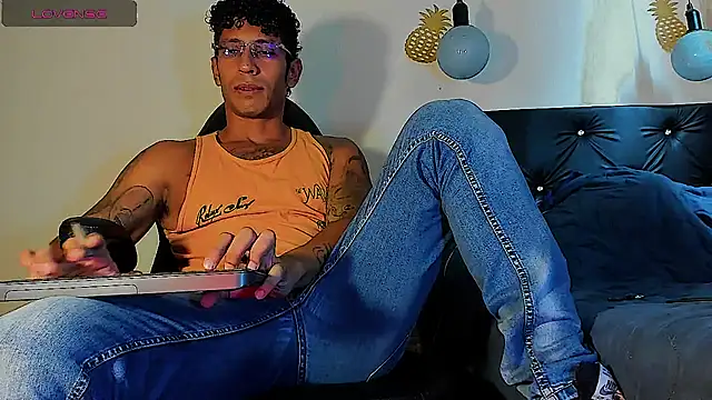 Snapshot of FuckHardlove chatting on 27, 2, 2025 FuckHardlove online show from 27, 2, 2025