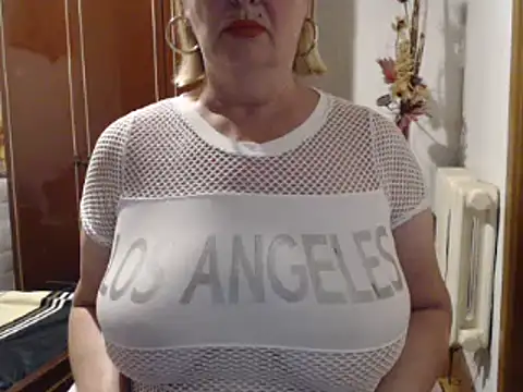 Snapshot of Secretfox chatting on 1, 10, 2025 Secretfox online show from 1, 10, 2025