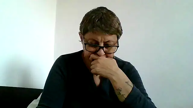 Snapshot of roseblak42 chatting on 3, 11, 2025 roseblak42 online show from 3, 11, 2025