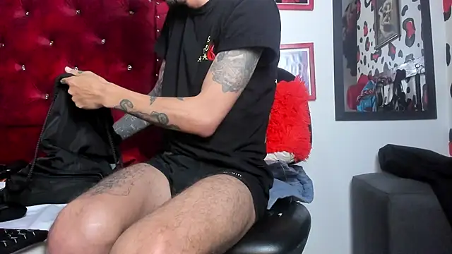 Aaron BigDickxxx online show from 28, 1, 2025