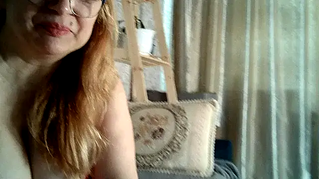 Snapshot of Aline_LoveFlowers chatting on 13, 2, 2025 Aline LoveFlowers online show from 13, 2, 2025