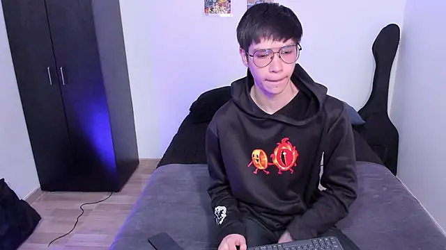 Aventure Twinks online show from 25, 2, 2025