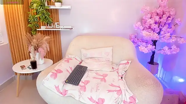 Snapshot of MrsFoucher chatting on 28, 7, 2026 MrsFoucher online show from 28, 7, 2026