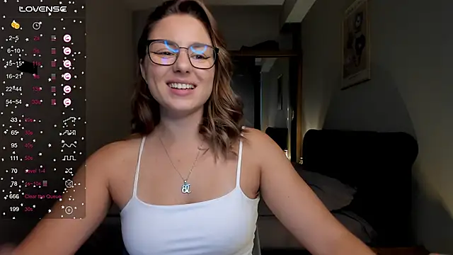 Snapshot of ThreeshaWhite chatting on 5, 10, 2025 ThreeshaWhite online show from 5, 10, 2025