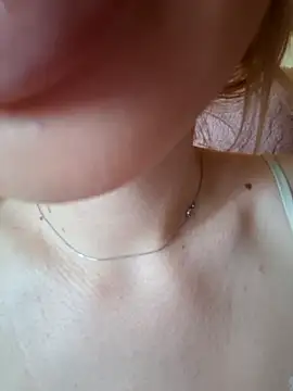 Snapshot of Elza_kom chatting on 3, 11, 2025 Elza kom online show from 3, 11, 2025