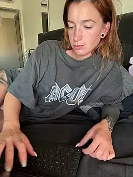 Laurahorney xo online show from 12, 9, 2025