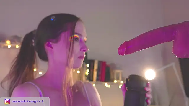 NeonShine online show from 25, 2, 2026