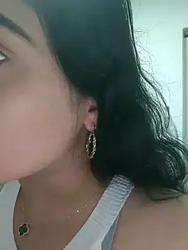 Lia Hurley online show from 4, 2, 2025