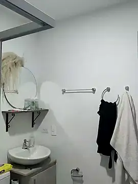 Lia Hurley online show from 10, 2, 2025