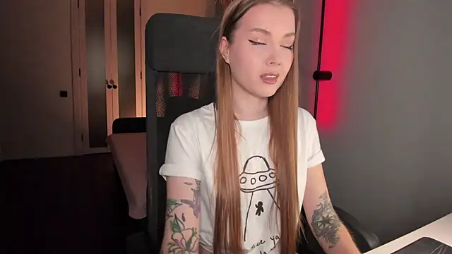 Snapshot of Midnight_Mi chatting on 19, 10, 2025 Midnight Mi online show from 19, 10, 2025