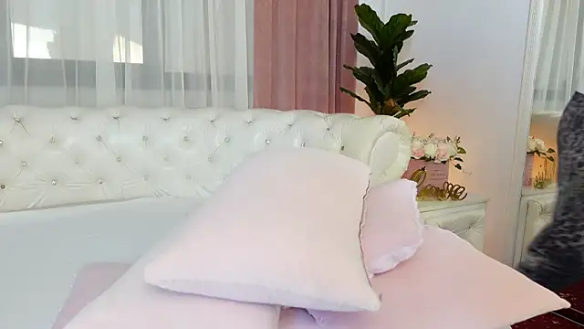 NinaCrystal1 online show from 18, 7, 2026