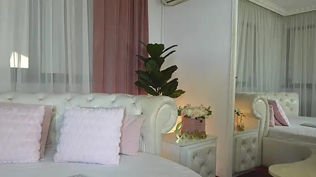 NinaCrystal1 online show from 23, 7, 2026