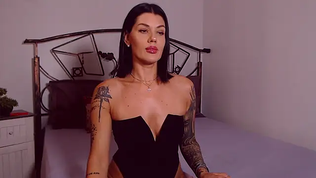 Snapshot of YvonneEverlee chatting on 9, 7, 2026 YvonneEverlee online show from 9, 7, 2026