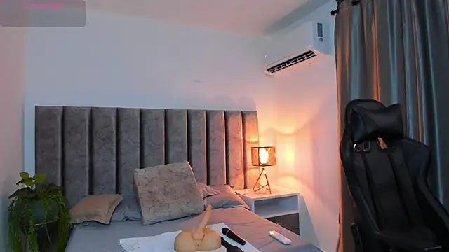 Snapshot of SamanthaSmithx chatting on 4, 10, 2025 SamanthaSmithx online show from 4, 10, 2025