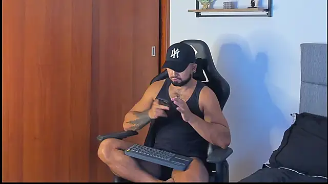 Snapshot of ethaanjones chatting on 2, 10, 2025 ethaanjones online show from 2, 10, 2025