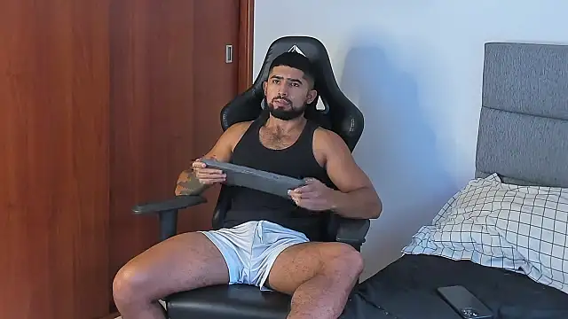 Snapshot of ethaanjones chatting on 12, 10, 2025 ethaanjones online show from 12, 10, 2025