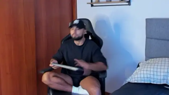 Snapshot of ethaanjones chatting on 13, 10, 2025 ethaanjones online show from 13, 10, 2025