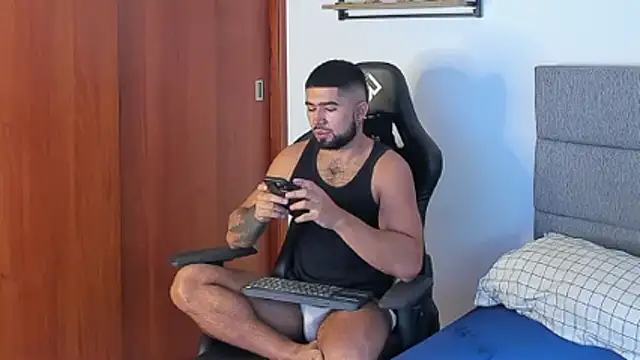 Snapshot of ethaanjones chatting on 23, 11, 2025 ethaanjones online show from 23, 11, 2025