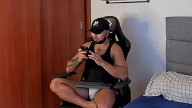 Snapshot of ethaanjones chatting on 24, 11, 2025 ethaanjones online show from 24, 11, 2025